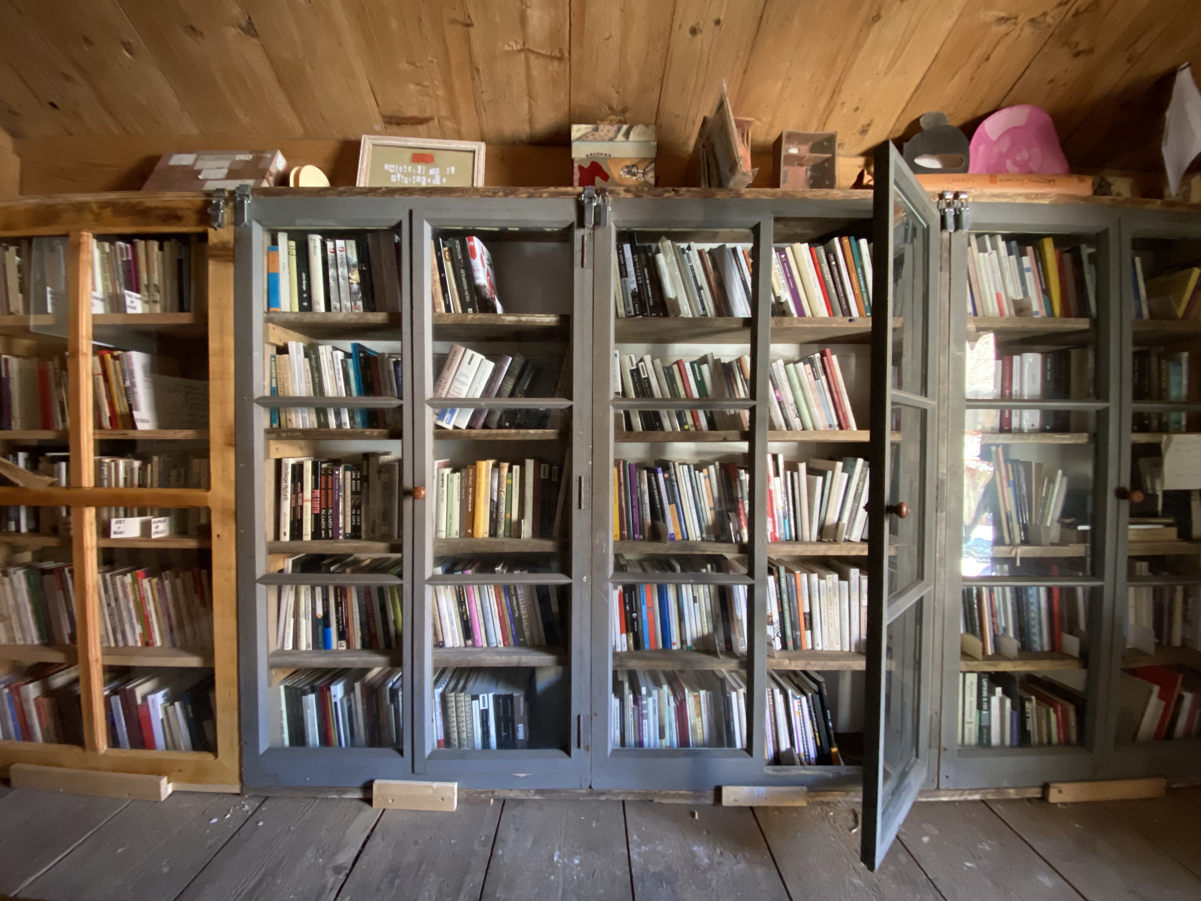 Photo of the collection of all John Berger books, conserved in Quincy