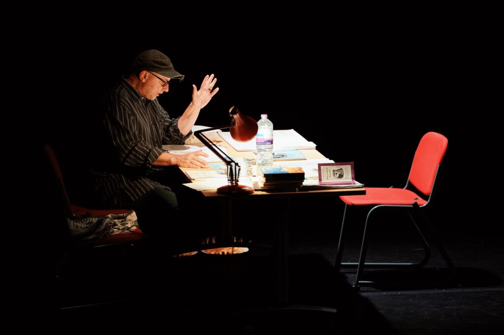 Simon McBurney Complicité - Questions for John Berger © Andrew Perry